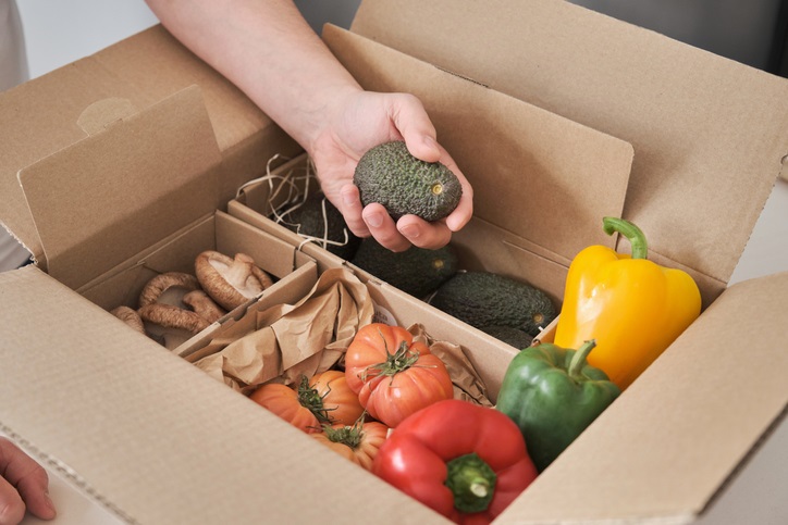 warzywa w kartonowych pudełkach